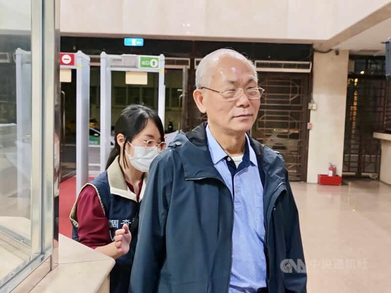中石化旗下鼎越開發購買京華城土地涉違證交法。台北地檢署26日指揮調查局兵分20路搜索,約談中石化董事長陳瑞隆、前董事長林克銘(前)等人。檢察官27日凌晨諭令林克銘新台幣500萬元交保。中央社記者林長順攝 114年5月27日