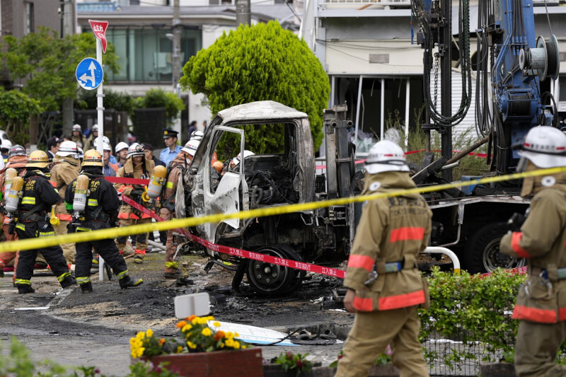 日本東京一處工地27日發生爆炸與火災,一輛工程車曾冒出黑煙,激烈燃燒。(共同社)