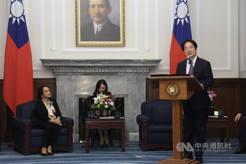 總統賴清德（右）27日上午在總統府接見美國關島總督古蕾露（Lourdes A. Leon Guerrero）（左）暨夫婿，賴總統致詞時細數出訪關島的經歷。中央社記者吳家昇攝  114年5月27日