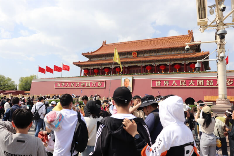 中國大陸藉由比賽、徵選等方式招攬台灣學生赴陸交流,藉此宣揚中國大陸。圖為北京天安門前的人潮。(中央社檔案照片)