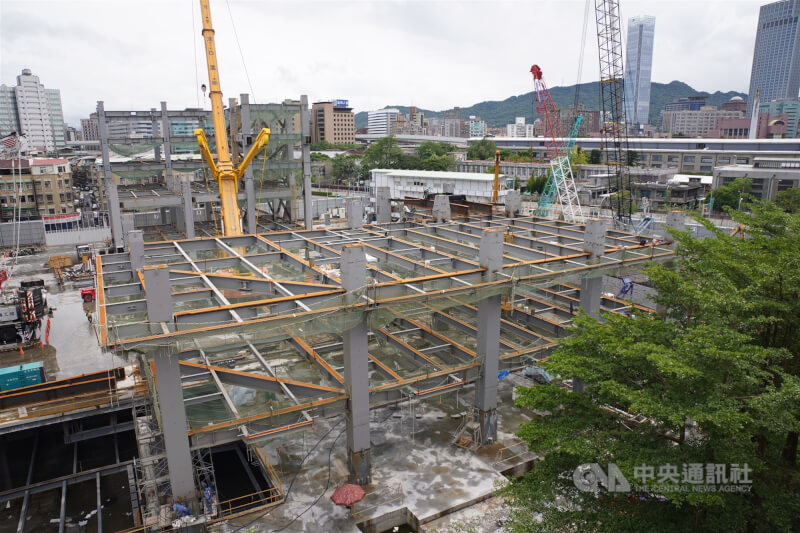 圖為京華城原址、「京華廣場」建案工地去年9月情況。(中央社檔案照片)