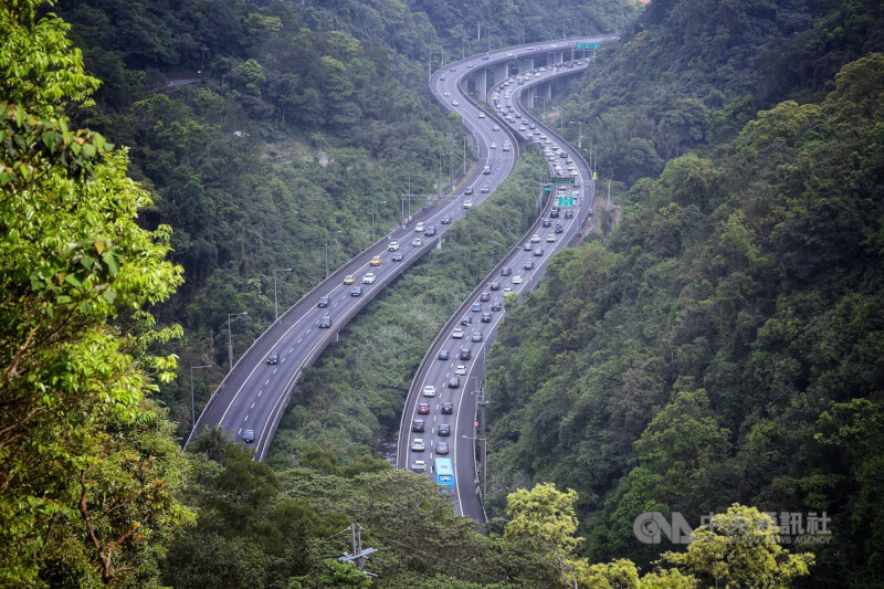 圖為新北石碇鳥瞰國5車流情形。（中央社檔案照片）