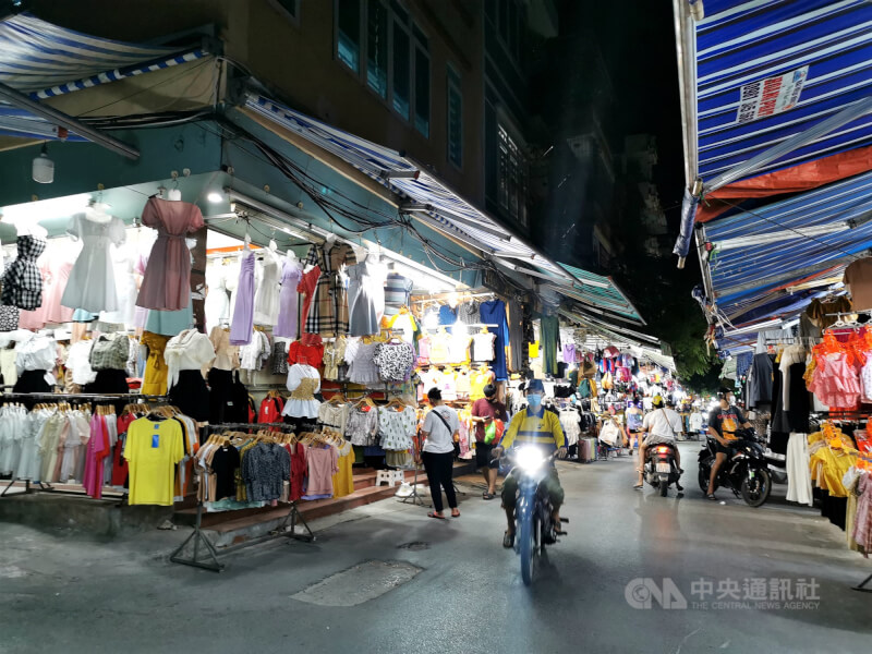 曾是中國商品輸美避稅重要轉口國的越南，4月初因此被美國川普政府課徵46%的「對等關稅」，並被要求採取措施防堵中國商品轉口。圖為越南首都河內市一處服裝市場。（中央社檔案照片）