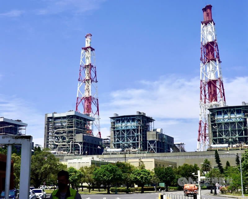 興達電廠機組遭指偷開，國民黨高市議員27日質疑高市環保局發的兩份公文「自打嘴巴」。環保局回應，兩份公文分別說明不可常態操作及啟用條件，並無矛盾。圖為興達電廠外觀。中央社記者董俊志攝  114年5月27日