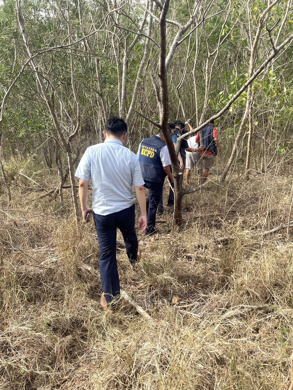 黃姓女藥頭等人疑與林姓男子有毒品糾紛,涉嫌殺害林男並棄屍屏東縣山區,黃女等5人20日至22日陸續遭檢警逮捕,訊後經法院裁定黃女等4人羈押禁見、1人交保。圖為檢警日前在屏東縣山區某樹林搜尋林男遺體。(橋頭地檢署提供)中央社記者張已亷傳真 114年5月27日