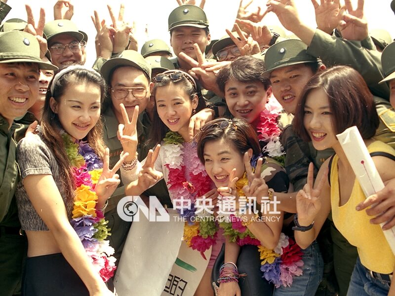 電影界端午節勞軍團到金門勞軍,受到官兵們熱情歡迎。前排由左至右為李玟、翁虹、楊宗憲、范曉萱、林美貞。 中央社記者倪國炎攝 84年5月28日
