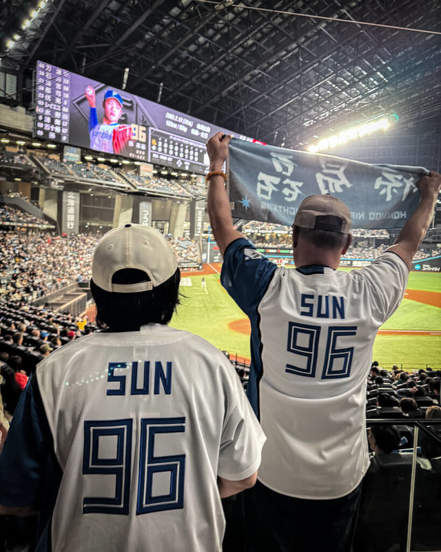 北海道日本火腿鬥士隊20歲台灣投手孫易磊成為正式球員，22日球團特別邀請家人到場，並提供包廂給家人觀賽。圖為孫易磊爸媽觀賽畫面。（悍創運動行銷提供）中央社記者謝靜雯傳真  114年5月27日