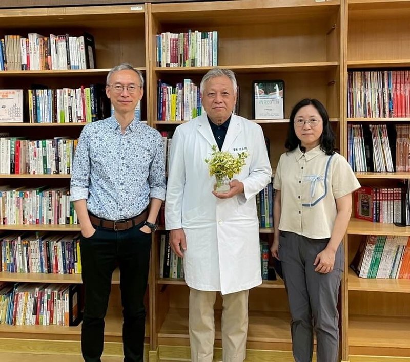 中正大學理學院院長暨生物醫學科系教授陳永恩(左)、嘉義基督教醫院泌尿外科教授沈正煌(中)與中山醫學大學醫學系副教授王梅林(右)近日發表研究成果,指金銀花中的天然小分子MIR2911,對COVID-19變異株具有顯著抑制作用。(中正大學提供)中央社記者蔡智明傳真 114年5月27日