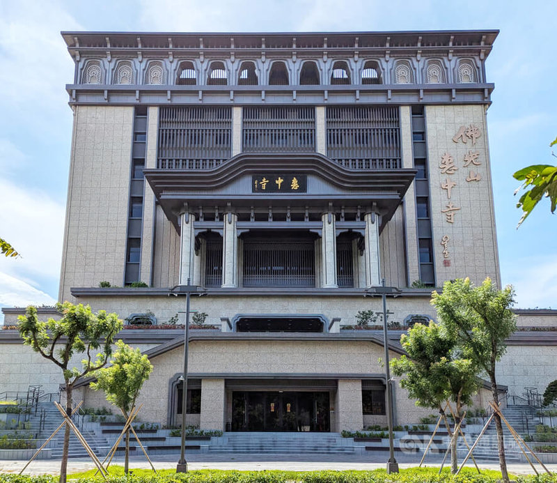 台中佛光山惠中寺31日起將舉辦29場「未來與希望」系列講座,講座採線上報名,免費入場。圖為佛光山惠中寺位於台中市西屯區的新址外觀。中央社記者蘇木春攝 114年5月27日