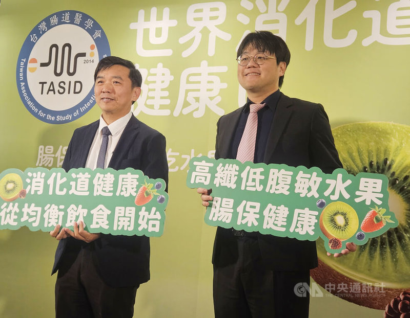 台灣腸道醫學會理事長郭昭宏（左）、秘書長李柏賢（右）27日在記者會中呼籲，腸胃好，人不老，腸道健康是身體整體健康的根本，許多腸道困擾其實可以透過簡單的飲食調整改善。中央社記者陳婕翎攝  114年5月27日