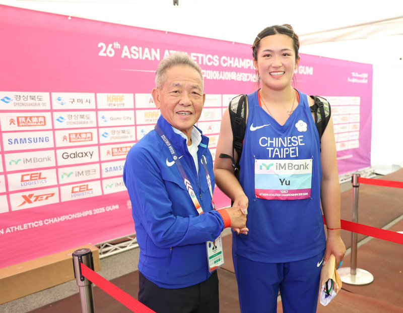 參加第26屆亞洲田徑錦標賽的台灣代表隊27日就傳出好消息,女子鏈球好手余雅倩(右)摘下銅牌,中華民國田徑協會理事長葉政彥(左)現場勉勵。(中華民國田徑協會提供)中央社記者黎建忠傳真 114年5月27日