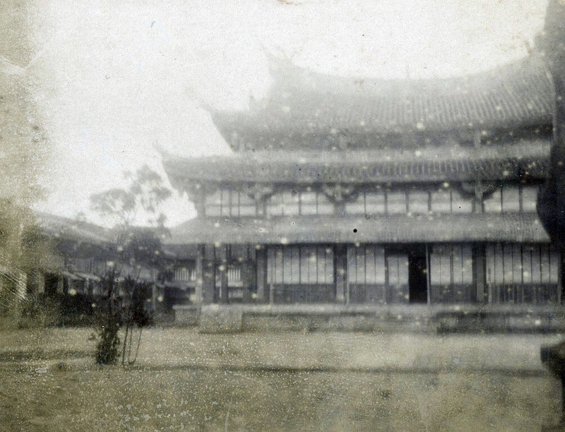 「台灣赴任:今村製圖師的1897-1898」線上展依據日治初期製圖師今村巳之助的影像作品展開,圖為台北文廟,也就是清治時期的台北府文廟(台北府儒學),後來文廟建築被拆除,逐漸成為當代的台北市立第一女子高級中學。(國家攝影文化中心提供)中央社記者王寶兒傳真 114年5月28日