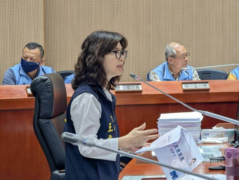 金門金城國中健康科段考試題涉性別爭議,國民黨縣議員王秀玉(前)28日在議會質詢表示,要求教育處討論懲處,也應督促全縣各級學校重新檢視命、審題機制。中央社記者吳玟嶸攝 114年5月28日