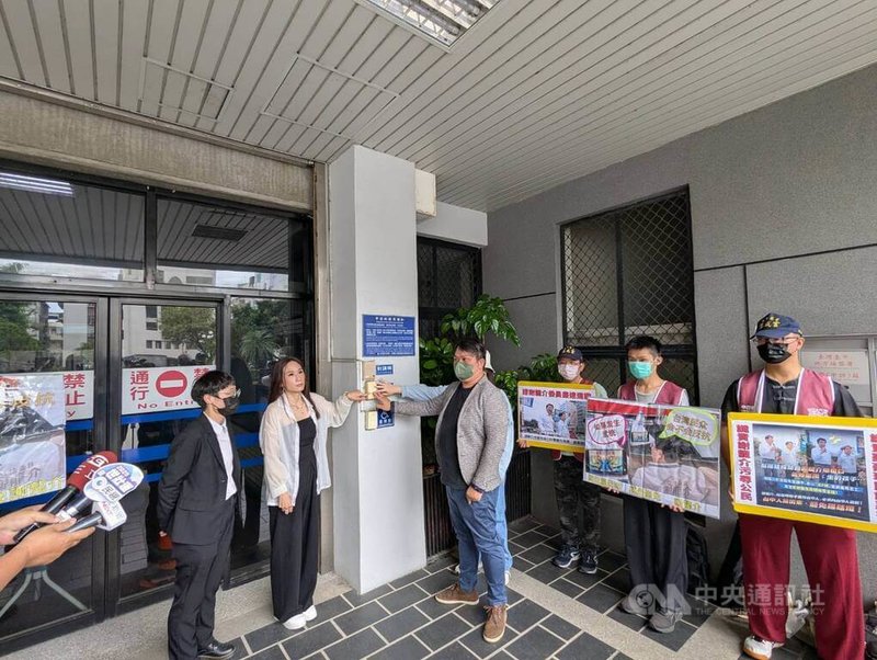 國民黨籍立委謝龍介日前到台中反罷免宣講時,對罷團疑爆粗口,罷免國民黨籍台中第六選區立委羅廷瑋的團體,28日在律師的陪同下到台中地檢署,按鈴對謝龍介提出公然侮辱與誹謗告訴。中央社記者蘇木春攝 114年5月28日