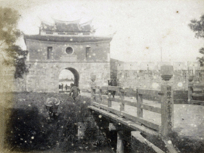 國家攝影文化中心推出「台灣赴任:今村製圖師的1897-1898」線上展,其中展出台北百年前大南門樣貌,可見影像中的南門為閩式城樓建築,主體為兩層屋檐的歇山重檐式建築。(國家攝影文化中心提供)中央社記者王寶兒傳真 114年5月28日
