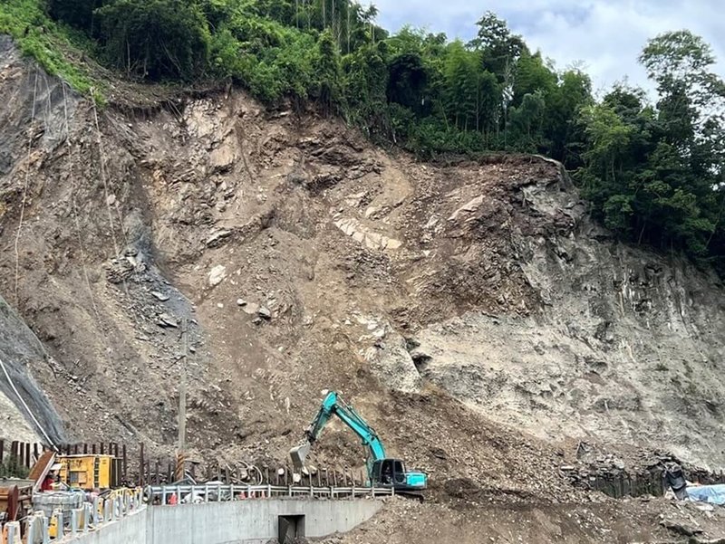 南投縣仁愛鄉「投89線」力行產業道路因近期降雨,指標30.7公里處28日坍方,大量土石從邊坡落下,縣府表示,為維護安全,除派駐廠商待命隨時搶通,晚間6時30分至隔天上午7時封閉。(南投縣政府提供)中央社記者蕭博陽南投縣傳真 114年5月28日
