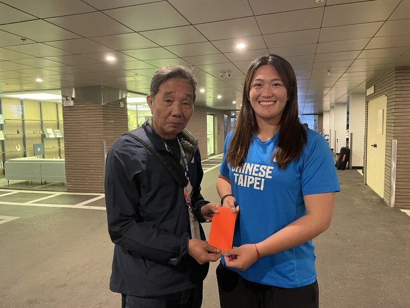 台灣女子鏈球好手余雅倩(右)在2025亞洲田徑錦標賽奪得銅牌,28日由亞錦賽台灣代表隊總領隊吳清標(左)頒發新台幣2萬元獎金,鼓勵她再接再厲。(中華民國田徑協會提供)中央社記者黎建忠傳真 114年5月28日