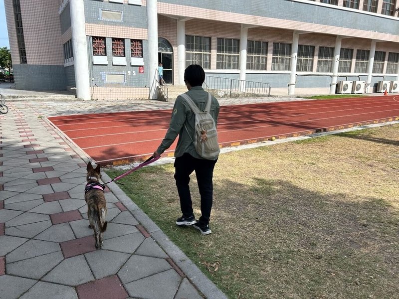 屏東縣動物保護自治條例經農業部核定,並已公告,28日正式上路,民眾遛狗未繫繩經勸導不聽,最高可開罰新台幣1萬5000元罰鍰。(屏東縣政府提供)中央社記者李卉婷傳真 114年5月28日