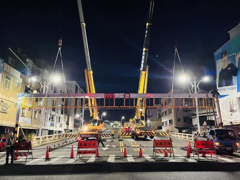 嘉義市政府配合鐵路高架化施工,北興陸橋全線封閉時段為夜間9時至隔天早上6時,日期分別為5月28日及6月2日至4日。圖為北興陸橋夜間封閉施工情形。(嘉義市政府提供)中央社記者黃國芳傳真 114年5月28日