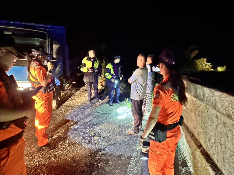 海巡人員日前夜間巡邏時,發現一輛貨車行跡可疑,埋伏查看,發現亂倒事業廢棄物在豐濱鄉岸邊空地,隨即緝獲2名嫌疑犯及證物一批,依違反廢棄物清理法移送花蓮地檢署偵辦。(東部分署第一二岸巡隊提供)中央社記者李先鳳傳真 114年5月28日