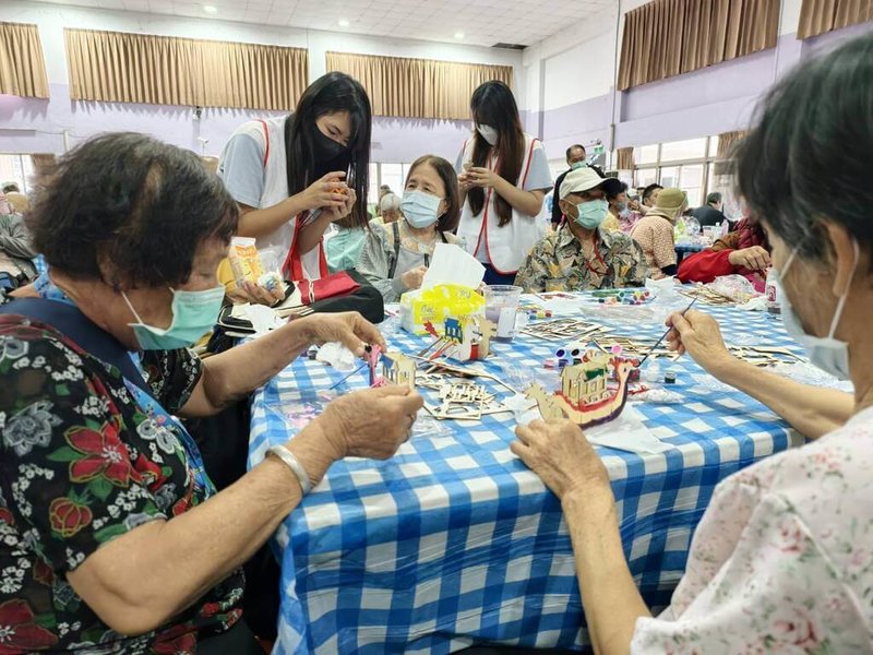 台電高雄區營業處28日前往老人福利關懷協會捐款關懷,活動結合端午節,與多名長輩齊聚左營活動中心動手畫龍舟。(台電提供)中央社記者林巧璉傳真 114年5月28日