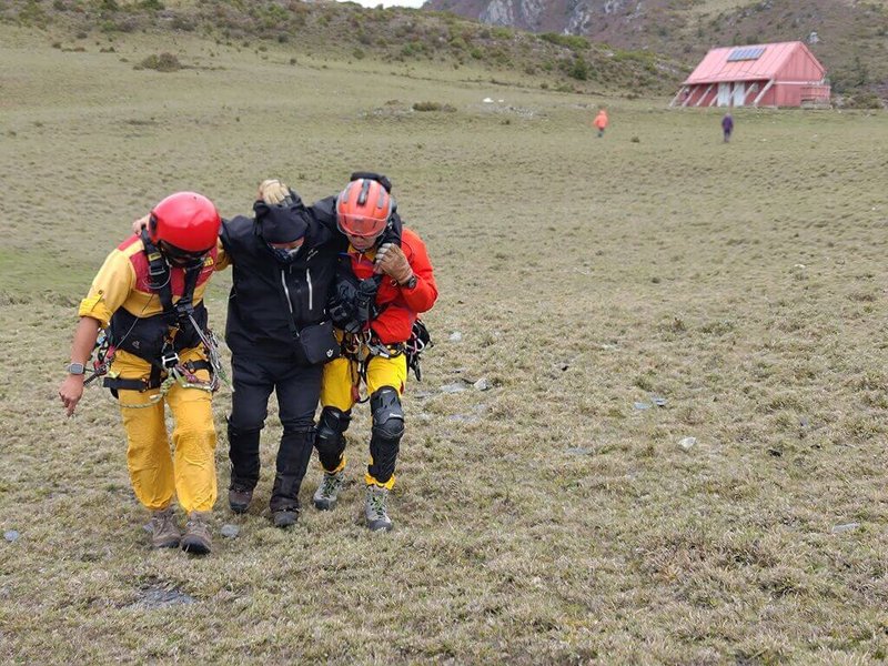 男登山客28日上午在大水窟山摔傷,空勤黑鷹直升機前往山屋將傷患吊掛下山送醫,沒有生命危險。(空勤提供)中央社記者盧太城台東傳真 114年5月28日