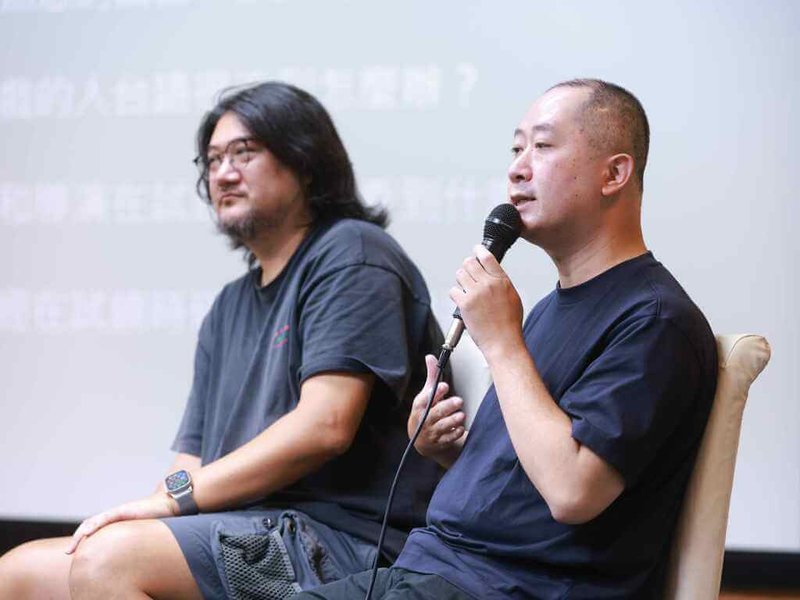 戲劇「聽海湧」導演孫介珩(左)與語言指導林良儒(右)授課「台語台表演班」,鼓勵對影視演出有志者勇於挑戰語言與表演雙重門檻。(公視台語台提供)中央社記者洪素津傳真 114年5月28日