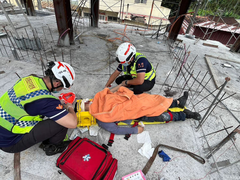 南投縣竹山鎮鯉南路一處建築工地28日發生意外,34歲男子疑似作業不慎跌倒,導致鋼筋插入眼窩,消防局趕至現場救援,人員評估其意識不清、頭部有外傷,立即以頸圈、長背板、靜脈輸液及包紮止血等緊急處置。(民眾提供)中央社記者蕭博陽南投縣傳真 114年5月28日