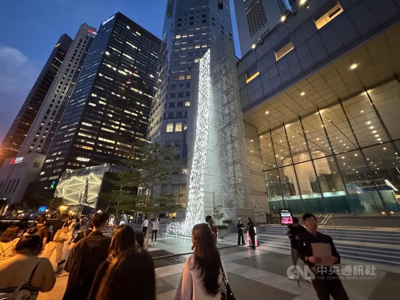 新加坡「照亮新加坡(i Light Singapore)」燈光節即將登場,來自台灣的創作團隊「有用主張UxU Studio」展出以「逆流瀑布」為主題的大型藝術裝置。中央社記者吳昇鴻新加坡攝 114年5月27日