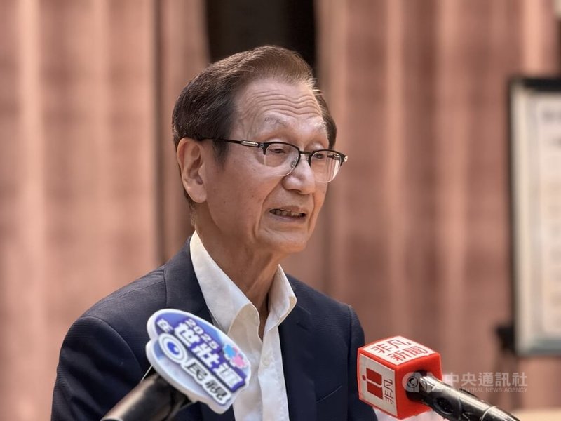 電腦品牌廠華碩董事長施崇棠(圖)28日出席股東常會受訪表示,隨著通用人工智慧的進步,推動人形機器人更具可行性,華碩正積極評估人形機器人發展,會強調「設計思維」,審慎抓準參數與市場定位。中央社記者吳家豪攝 114年5月28日