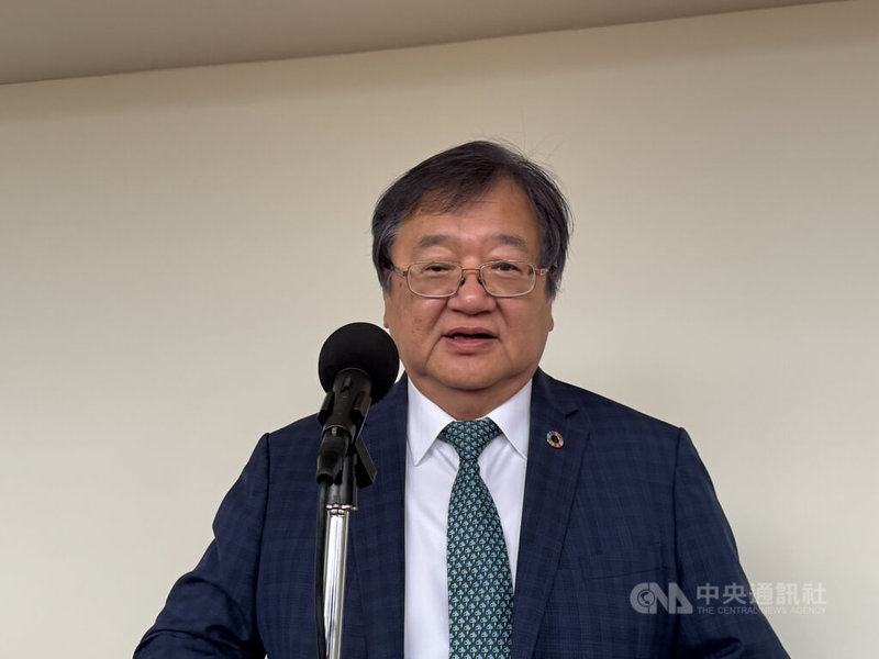 美國衛生部長近日宣布,不再建議孕婦和健康兒童接種COVID-19疫苗。衛福部長邱泰源(圖)28日表示,政策一切以衛福部傳染病防治諮詢會預防接種組(ACIP)專家討論為主。中央社記者沈佩瑤攝 114年5月28日