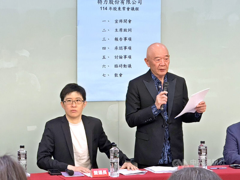 針對美國總統川普關稅變局,特力集團總裁何湯雄(右)表示,特力先前積極新南向,中國出口比重已從過去9成下滑至5成以下,近期中美貿易受到關稅影響,東南亞出貨則「非常忙」。中央社記者江明晏攝 114年5月28日