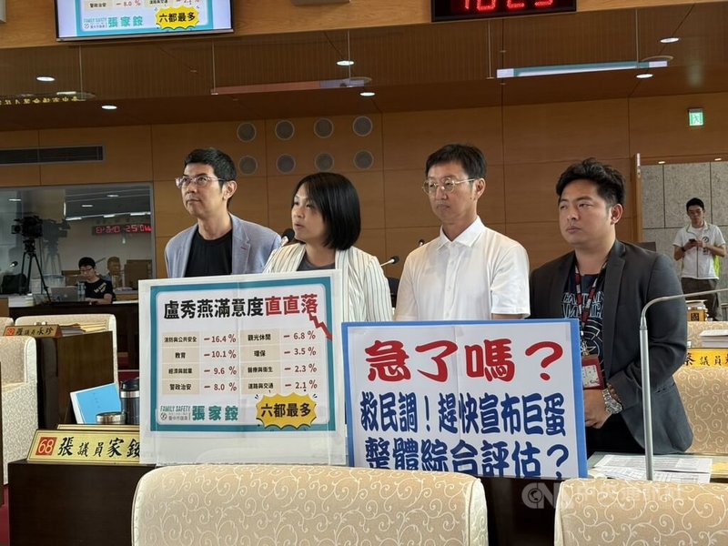 台中大巨蛋選址落腳水湳經貿園區。市議會國民黨團支持,民進黨台中市議員周永鴻(左起)、張家銨、江肇國、蔡耀頡指出,重大建設卻倉促宣布,決議粗糙、沒有民意基礎,質疑想挽救退步民調。中央社記者趙麗妍攝 114年5月28日