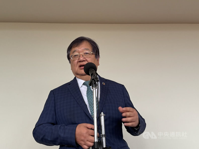 COVID-19疫情預估一路延燒到7月初,民眾抱怨買不到快篩。衛福部長邱泰源(圖)28日表示,先前疫情趨緩、廠商減產,致供應一時跟不上需求,估每週可供應逾60萬份家用快篩,最快1週內可補足缺口。中央社記者沈佩瑤攝 114年5月28日