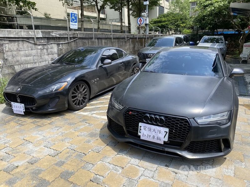 警政署刑事局電信偵查大隊28日指出,以29歲林姓男子為首的詐騙集團,鎖定曾遭靈骨塔詐騙的被害人進行生基位假投資「二次詐騙」,為取信被害人,詐團還租賃高級進口車接送其至台北市區的日租高級商辦簽約,造成雙北19名長者共財損逾新台幣5000萬元。圖為贓證物。(翻攝照片)中央社記者黃麗芸傳真 114年5月28日