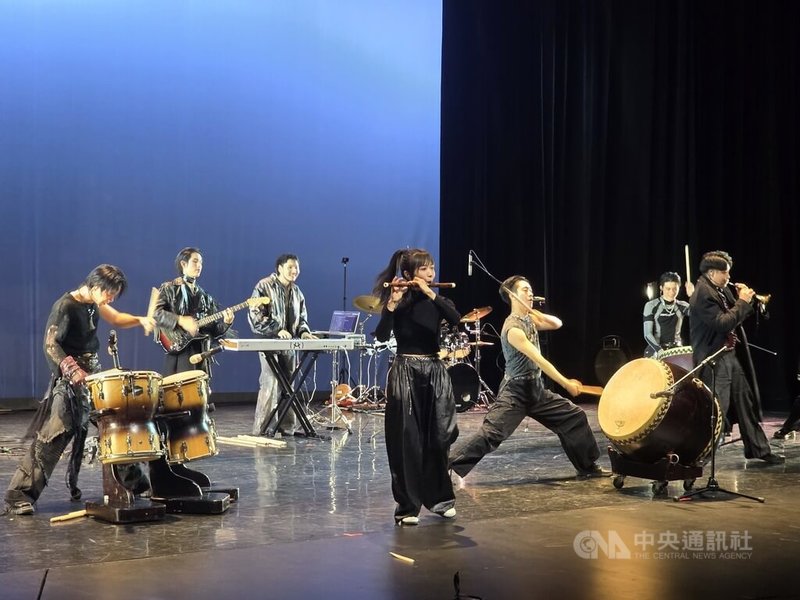 十鼓擊樂團受邀參與加拿大亞裔傳統月活動,溫哥華的演出展現氣勢磅礡的打擊樂及創新的跨界編制,讓人充分感受台灣豐富多元的文化底蘊。中央社記者程愛芬溫哥華攝 114年5月28日