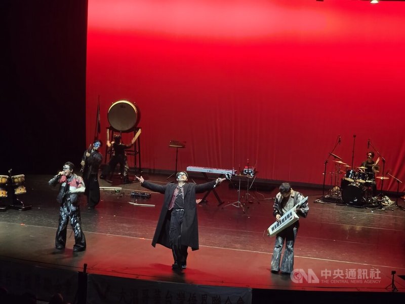 Cross Metal年輕成員戴著面具,演唱原創作品「天煞孤星」,象徵他們勇於面對命運中的阻礙,奮力成為天際間最亮的星星。中央社記者程愛芬溫哥華攝 114年5月28日