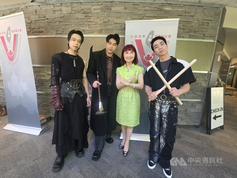 十鼓擊樂團有25年歷史,樂團成員多才多藝,打鼓、吹奏、甚至唱功都一流,令溫哥華觀眾大開眼見。左起:團長謝家茗、樂團好手林威廷、大溫哥華台灣僑界聯合會共同主席張健理、樂團藝術總監謝懷玨。中央社記者程愛芬溫哥華攝 114年5月28日