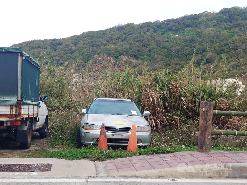連江縣各鄉無牌與廢棄車輛長期棄置於道路旁、停車場等處,造成環境隱憂。多名議員28日於議會提出質詢,認為環境資源局應積極介入清除。圖為南竿鄉復興村附近道路1台無牌車輛遭棄置。中央社記者潘欣彤攝 114年5月28日
