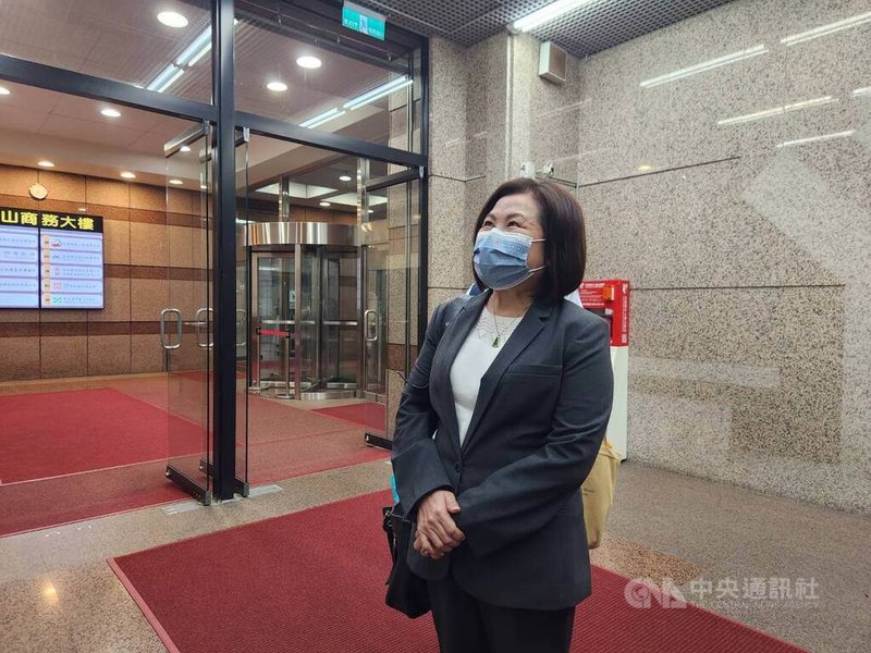 前勞動部長許銘春(圖)疑用就業安定基金辦音樂會、拍攝沙龍照引起非議,她28日親赴民進黨廉政會說明。中央社記者葉素萍攝 114年5月28日