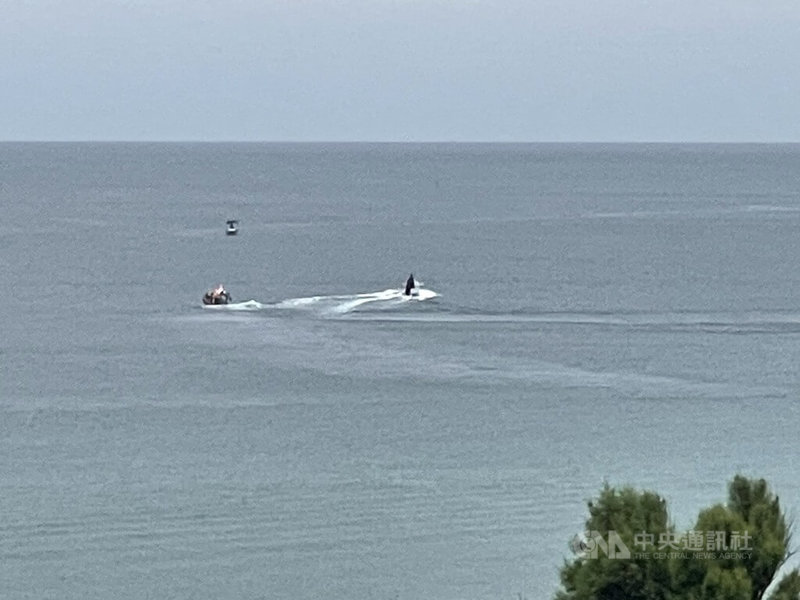 張姓男子28日傍晚在澎湖嵵裡海域游泳時,不慎遭潮流帶離,以隨身攜帶的手機請求救援,澎湖警消與海岸巡等出動搜救,在海上漂流近5個小時的張男才幸運結束一場海上歷險。中央社 114年5月28日