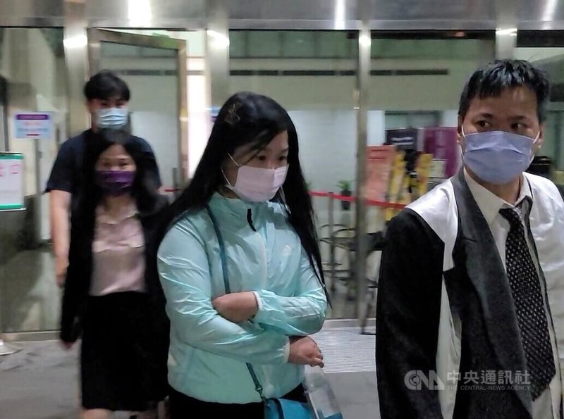 國民黨台北市議員陳重文妻子白惠萍(右2)等人涉嫌行賄北投農會理事「搓圓仔湯」,28日遭檢調約談,白惠萍晚間移送士林地檢署複訊後,無保請回。中央社記者謝幸恩攝 114年5月28日