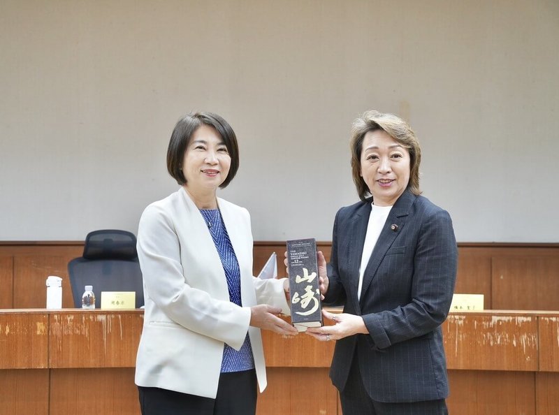 日本參議員橋本聖子(右)一行人28日拜會屏東縣長周春米(左),雙方交流藍碳科技、碳權交易與海洋永續治理等,期待開啟台日合作新契機。(屏東縣政府提供)中央社記者李卉婷傳真 114年5月28日