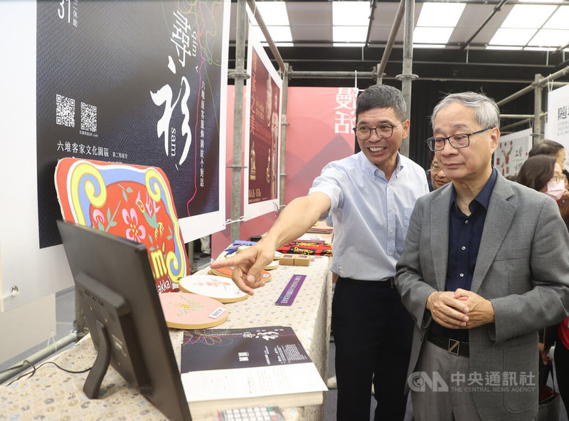 國立台灣工藝研究發展中心28日在台灣當代文化實驗場舉辦2025台灣工藝季啟動記者會,文化部長李遠(前右)現場參觀展區,感受工藝之美。中央社記者謝佳璋攝 114年5月28日