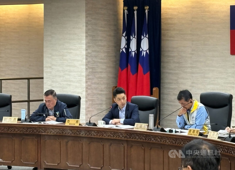 台北市長蔣萬安(中)28日主持台北市道路交通安全會報,聽取交通局報告無照駕駛及駕駛管理制度。中央社記者陳昱婷攝 114年5月28日