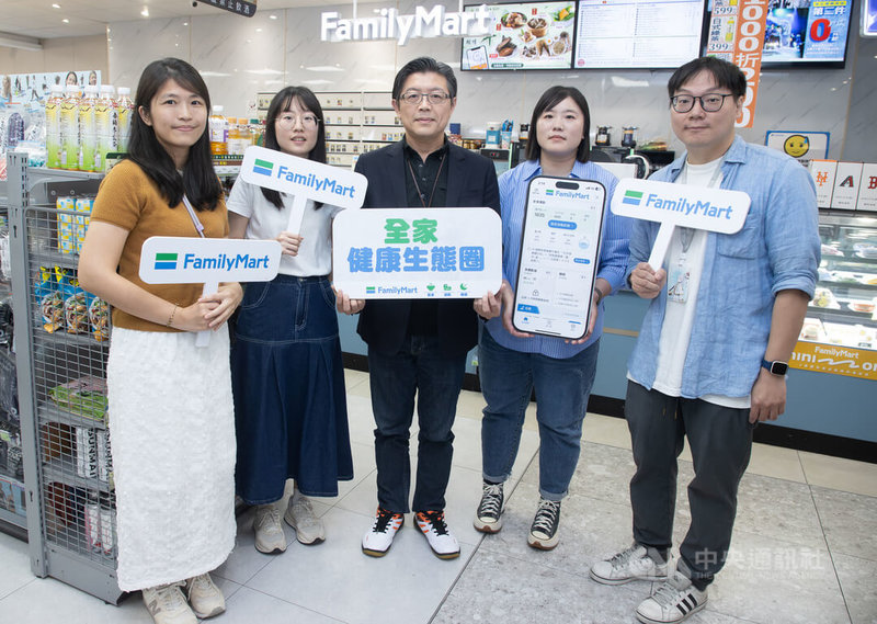 全家便利商店E-Retail事業本部副本部長王啓丞(中)帶領團隊,今年3月在全家APP上線名為「健康」全新功能。中央社記者謝佳璋攝 114年5月28日