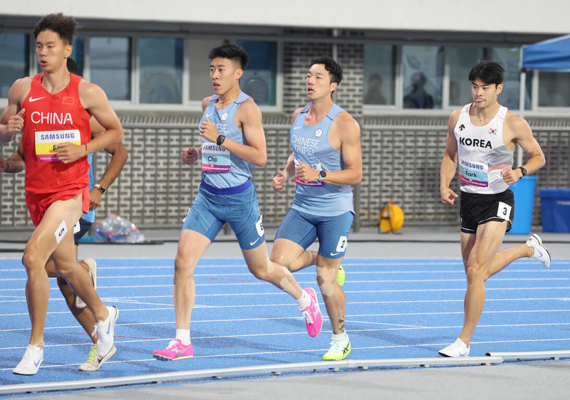 台灣男子十項全能好手王晨佑(右2)28日在2025亞洲田徑錦標賽登場,進行到最後1項1500公尺時,王晨佑原本排在第4名,但最後200公尺加速時氣力放盡,最後以總分7546分獲得第4名。(中華民國田徑協會提供)中央社記者黎建忠傳真 114年5月28日