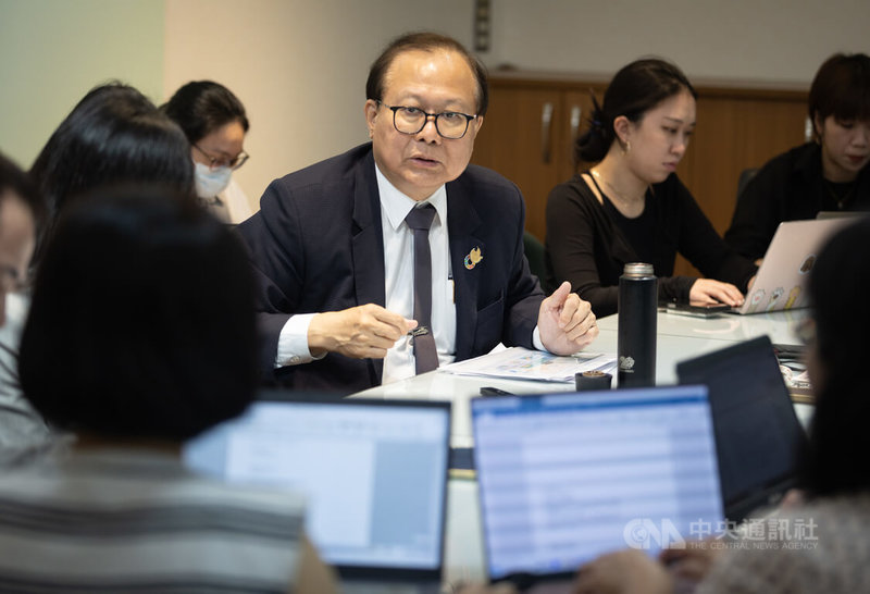 行政院人事行政總處人事長蘇俊榮(中)28日針對公務機關培育AI人才議題談論,並回應媒體提問。中央社記者趙世勳攝 114年5月28日