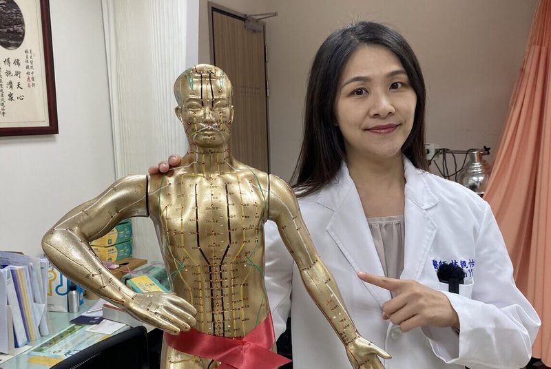 員榮醫療體系員榮醫院中醫部長林親怡(圖)表示,近期COVID-19疫情升溫,民眾除做好防護措施外,也要留意後遺症,她針對久咳照護提出作息、飲食等4項建議。(員榮醫院提供)中央社記者鄭維真傳真 114年5月28日