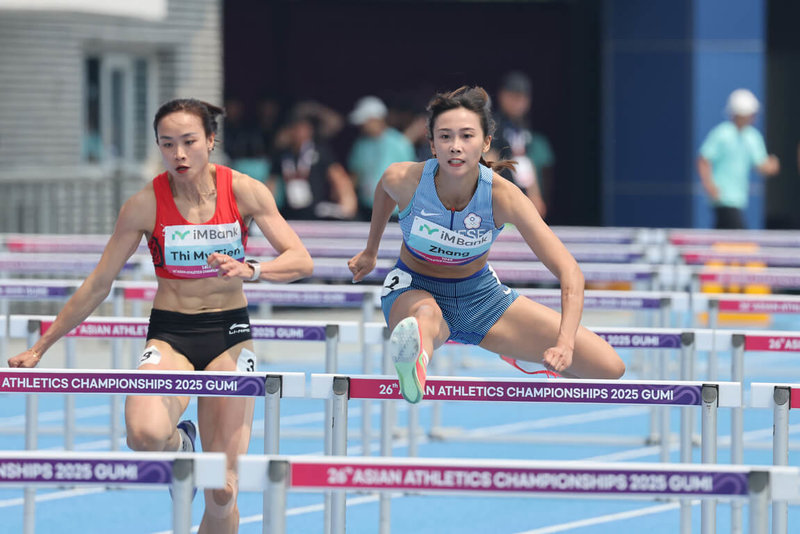 台灣「跨欄甜心」張博雅(右),28日在田徑亞洲錦標賽女子100公尺跨欄預賽順利晉級。(中華民國田徑協會提供)中央社記者黎建忠傳真 114年5月28日